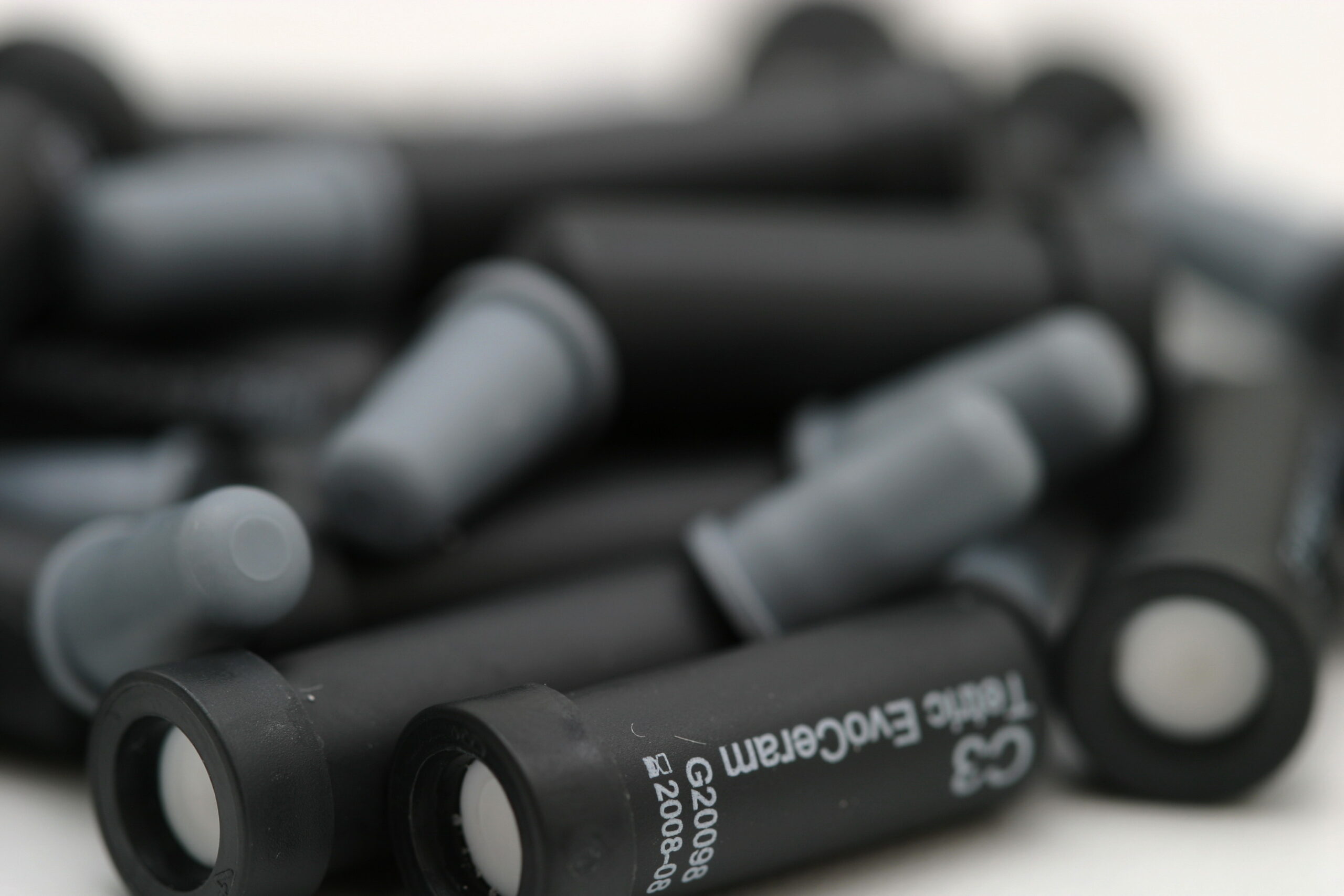 fuellung_komposit Nahaufnahme schwarzer Kartuschen für Material für Kunststofffüllungen